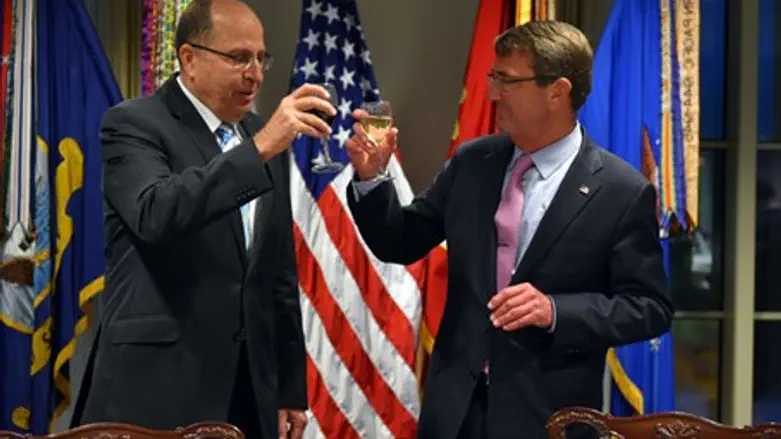 Моше Яалон и Эштон Картер