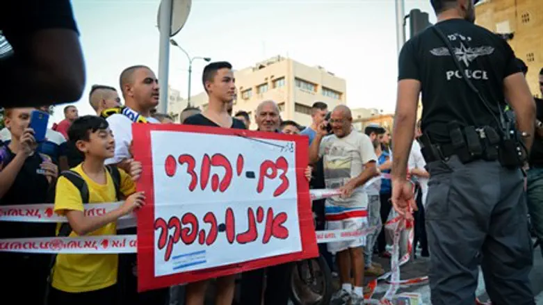 Angry Rishon Letzion residents protest after stabbing