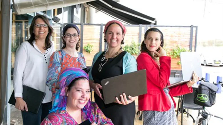 מימין: דינה אברמסון, יסכה אופנהיים, צופיה הרבנד, חלי יעקבס-וירט ורחל קשת (יושבת)