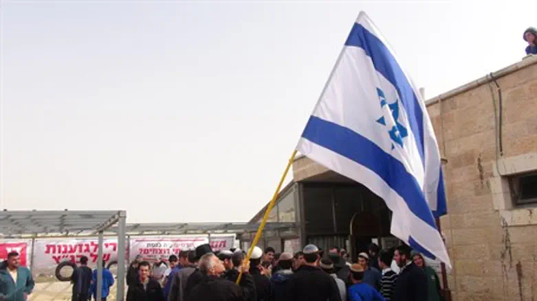 Residents gather for showdown at Givat Ze'ev synagogue