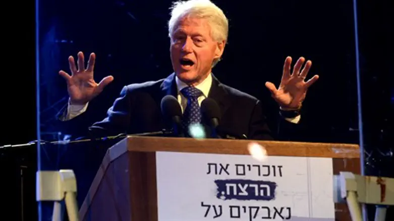ניסה לקבע את הקשר בין מורשת רבין לאוסלו. ביל קלינטון בעצרת הזיכרון לרבין