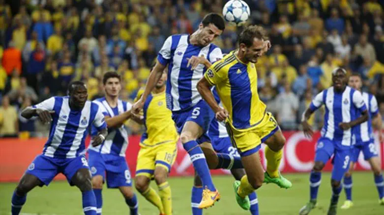 קרלוס גרסיה מנסה להתמודד עם שחקני פורטו, הערב