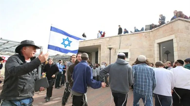 מתבצרים בבית הכנסת בגבעת זאב