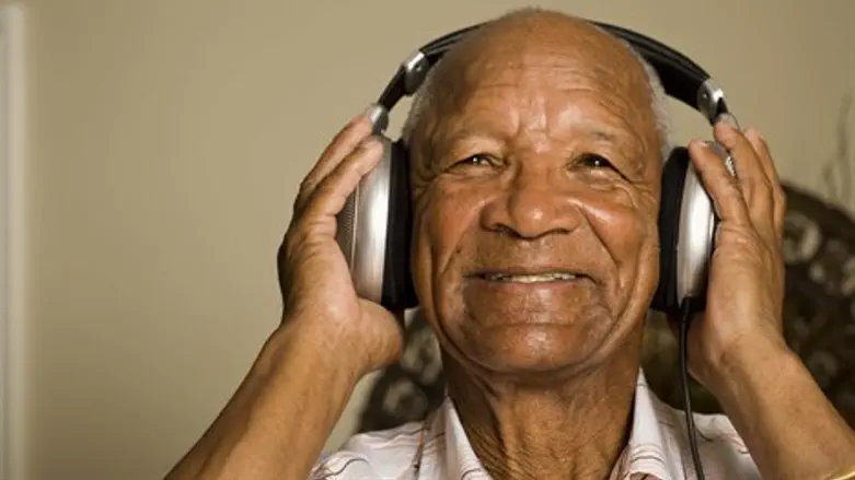 משהו בעיבוד, בפעימות המרעננות ובסולו הגיטרה שלו, נתנו ל'אי-אשכנזי' שבי, אי של עונג