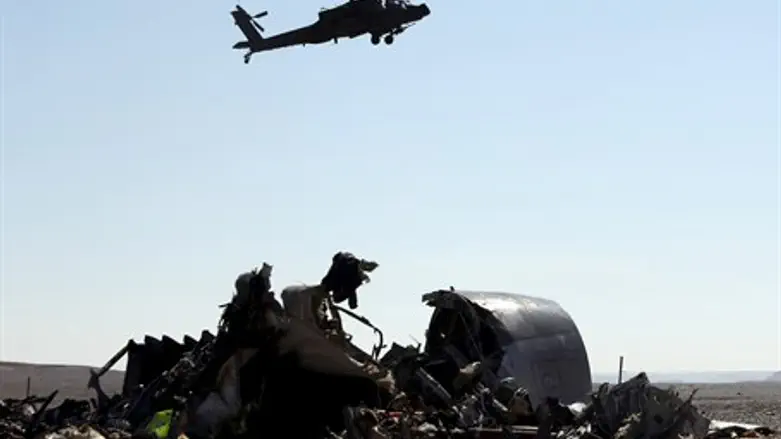 Helicopter flies over wreckage of Metrojet Flight 9268