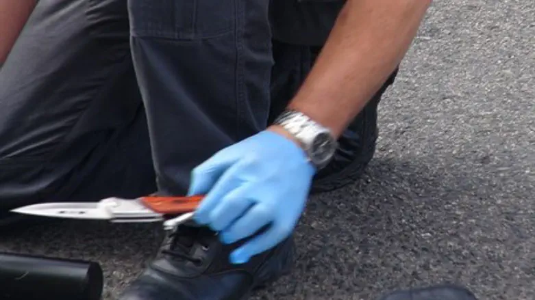 Knife at attack scene (illustration)