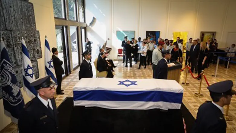 Гроб с телом Ицхака Навона (ז"ל)