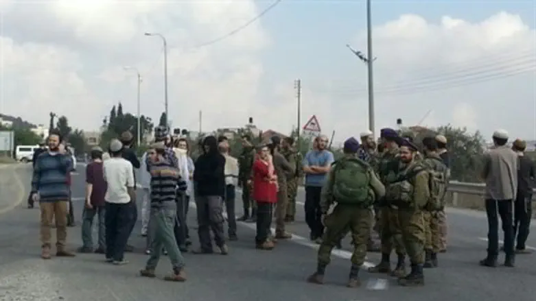 Жители Ицхара перекрыли дорогу в Хувару