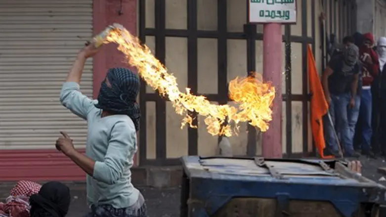 Arabs throw firebombs at IDF soldiers in Hevron (file)