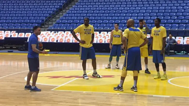 אבי אבן באימון הקבוצה. ינצח בפעם הראשונה כמאמן ראשי?