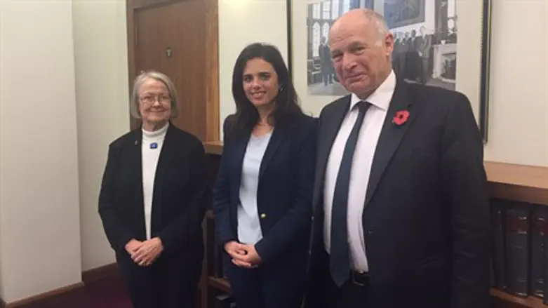 שקד בלונדון