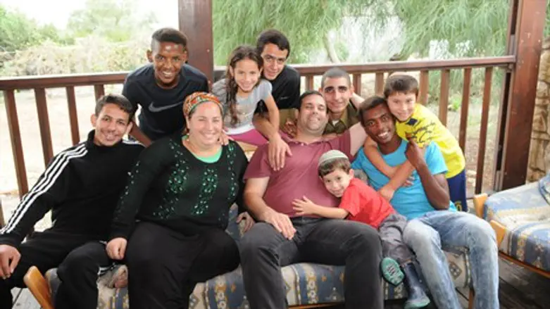 "להכניס אליי ילד הביתה, זה להכניס ילד אליי ללב". עדיאל ותהילה עם ילדיהם וחניכי כפר הנוער