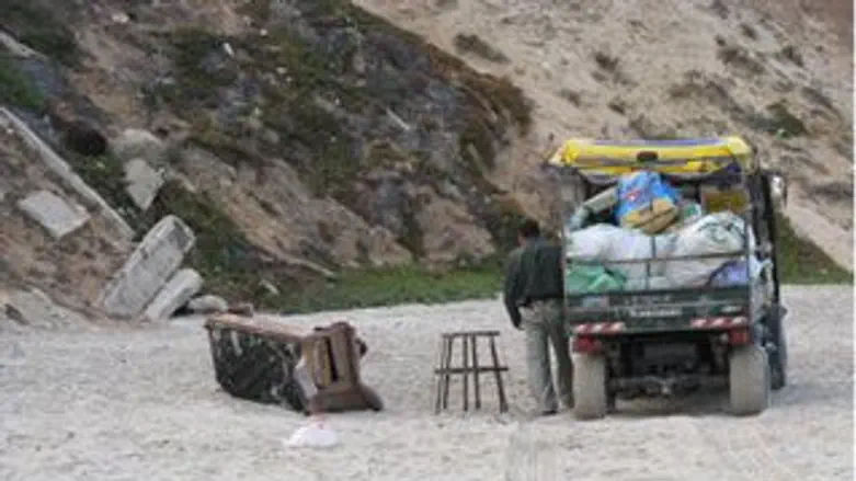 פקח מפנה ליכלוך. חוף בית ינאי