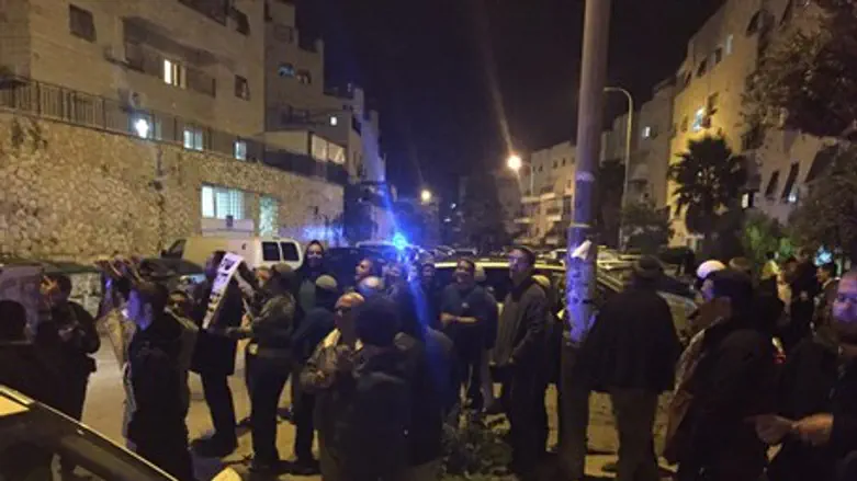 Протестующие у дома Арье Дери