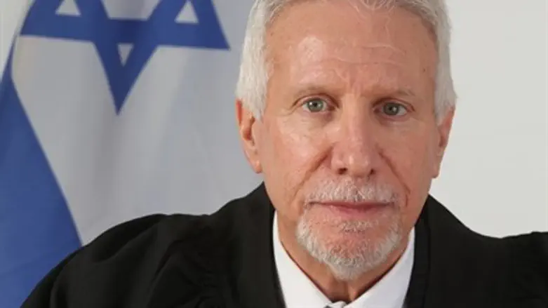 Судья Цви Сегал