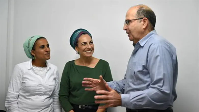 Моше Яалон и матери погибшихor victim