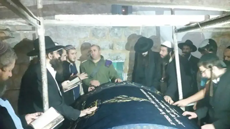 מתפללים מתחת לפיגומים