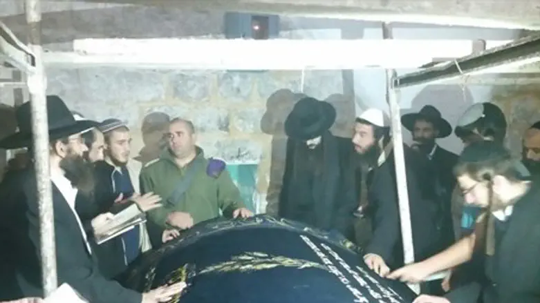 מתפללים מתחת לפיגומים