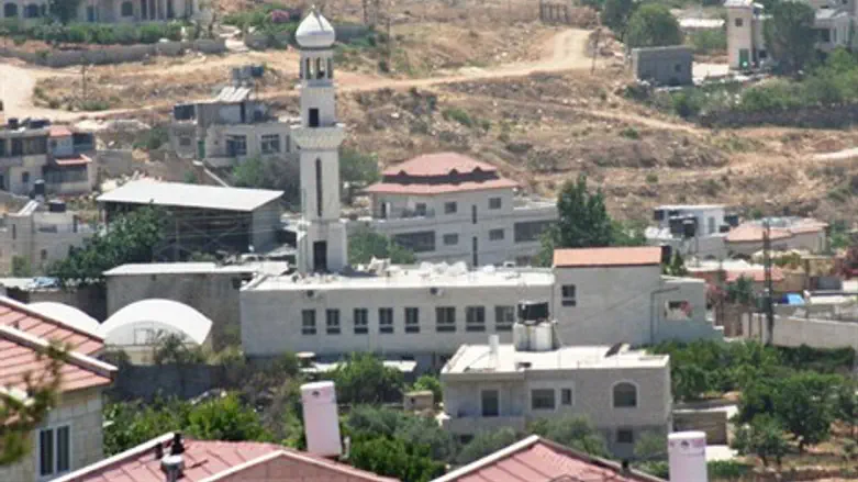 ג'ילזון. מסגד לא חוקי על אדמות מדינה