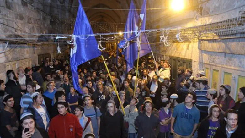 סיבוב השערים, אמש