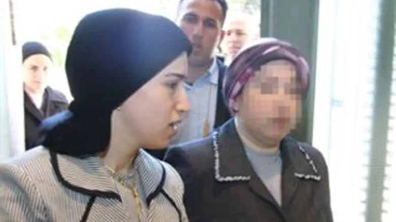 האם החשודה בהרעבת בנה