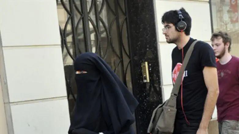 Muslim woman in niqab, Paris (file)