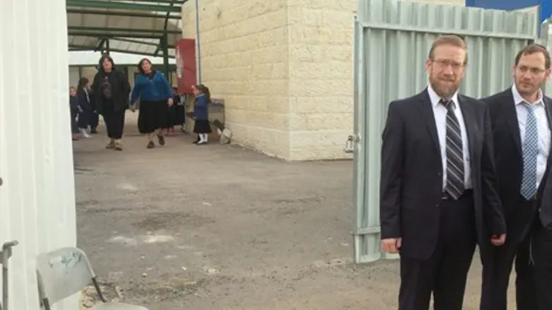 פינדרוס בפתח בית הספר