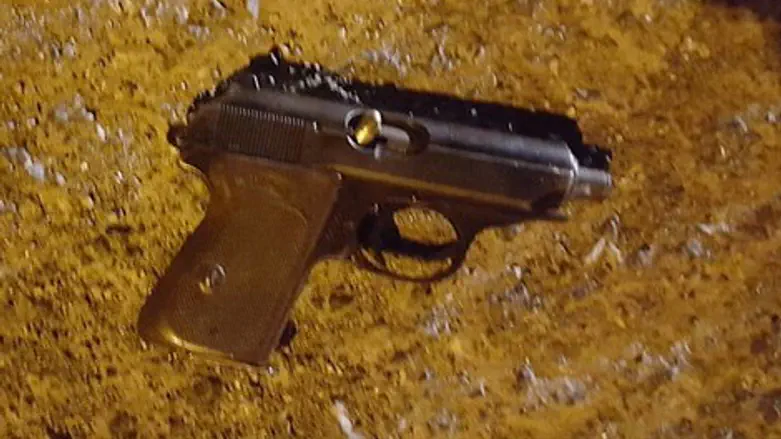 האקדח שנתפס בזירה