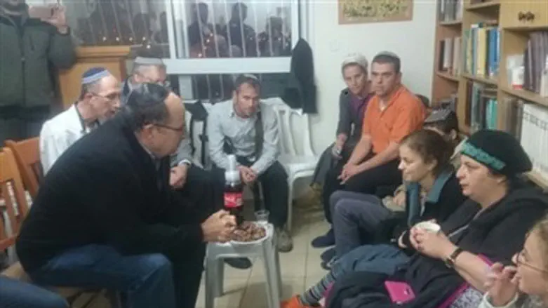 Моше Яалон в доме семьи Литман