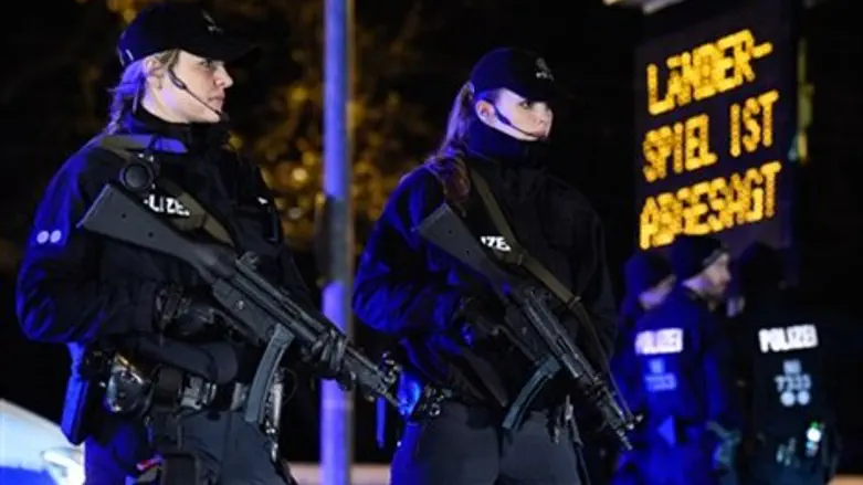 שוטרים מחוץ לאיצטדיון בהאנובר, הערב