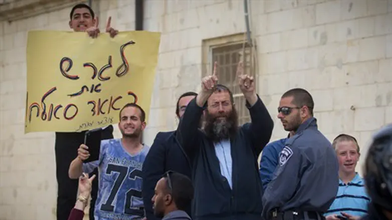 פעילי ימין מפגינים נגד ראאד סלאח