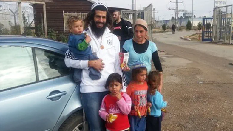 Итиэль Зоарец с семьей