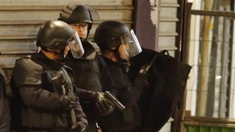 שוטרים צרפתיים, במהלך המצור על הדירה בסן דני