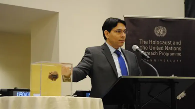 השגריר דנון מציג את האבן, הלילה