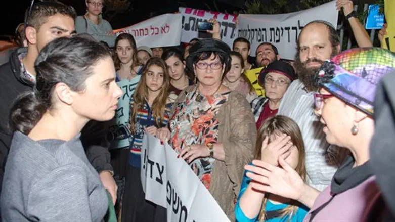 שקד עם המפגינים