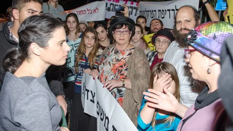 Айелет Шакед и демонстранты