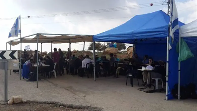אוהל הלימוד סמוך למקום הפיגוע