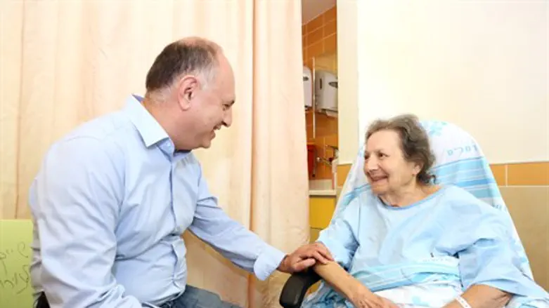 הקשישה והרופא המנתח לפני השחרור מבית החולים