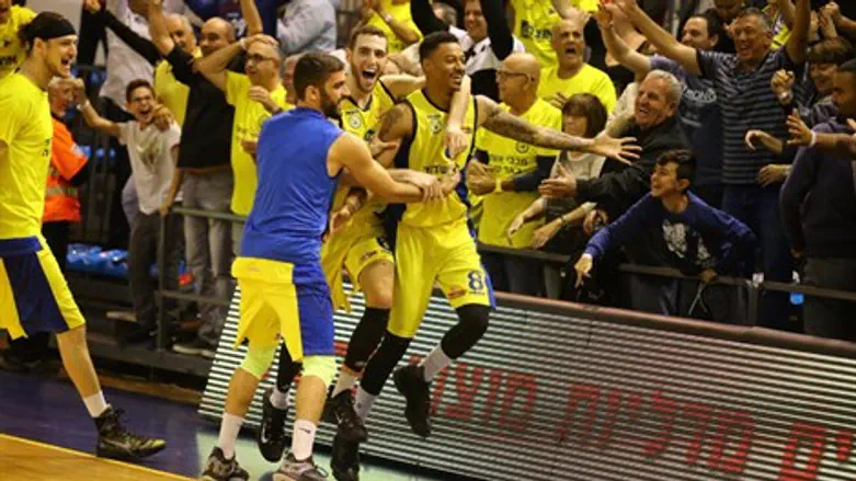 גארט חוגג עם החברים, לאחר סל הניצחון