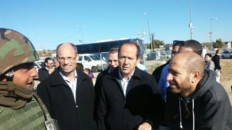 Ханох Даум, Нир Баркат, Давиди Перл и военный