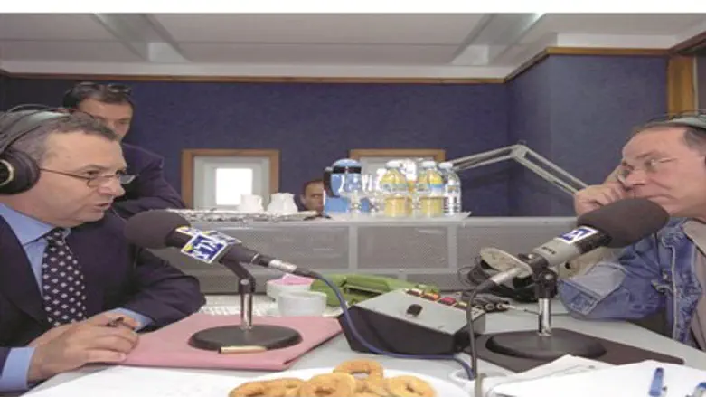 מסגירת הבית של החיילים יסבלו בעיקר דוברי חמאס. רזי ברקאי ואהוד ברק באולפן גלי צה"ל.