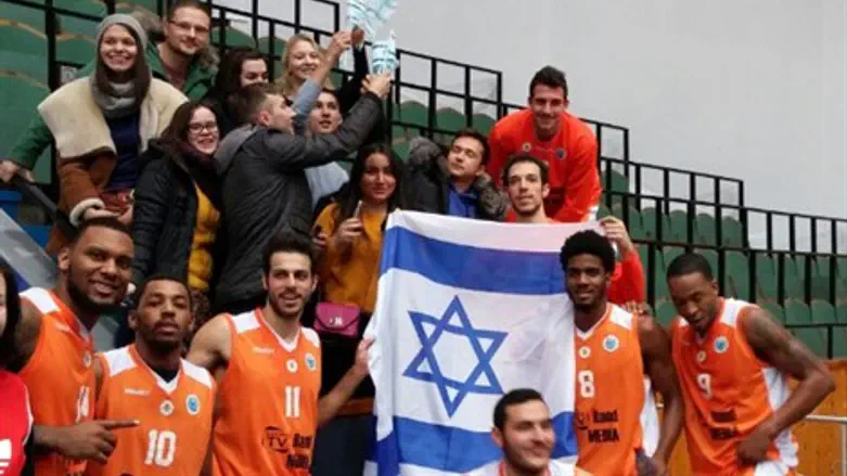 יהודים מקומיים שבאו לעודד את שחקני ראשל"צ