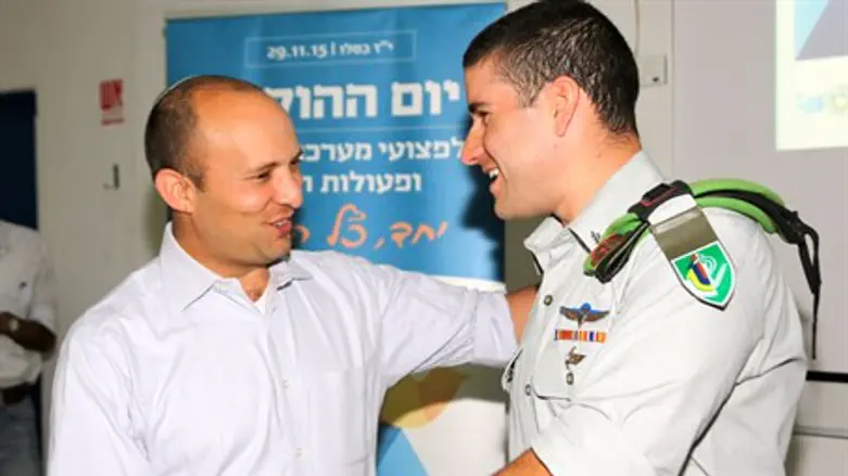 סרן רן בן עטיה עם שר החינוך