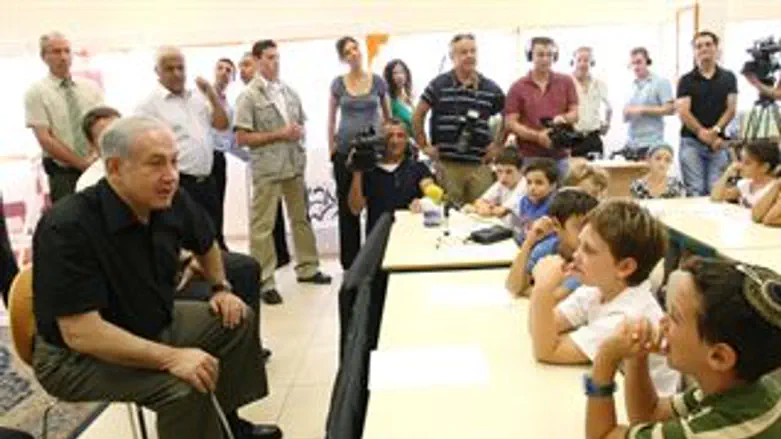 נתניהו בביקור בבתי הספר