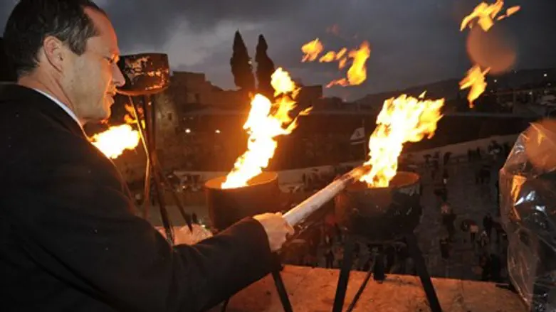 Mayor Barkat lights Hanukkah menorah