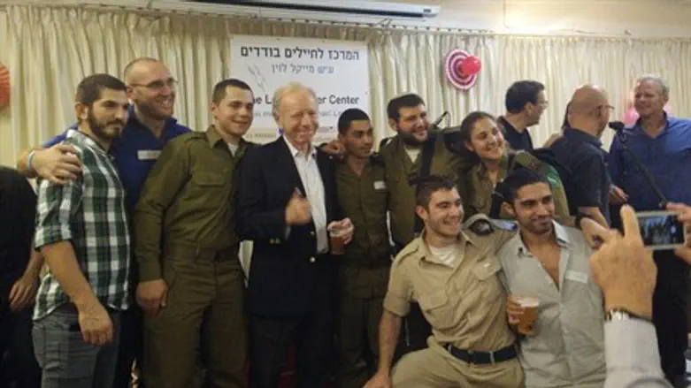 Senator Joe Liberman Celebrates Thanksgiving with Lone Soldiers