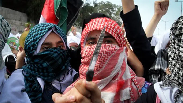 Arab brandishes a knife (illustration)