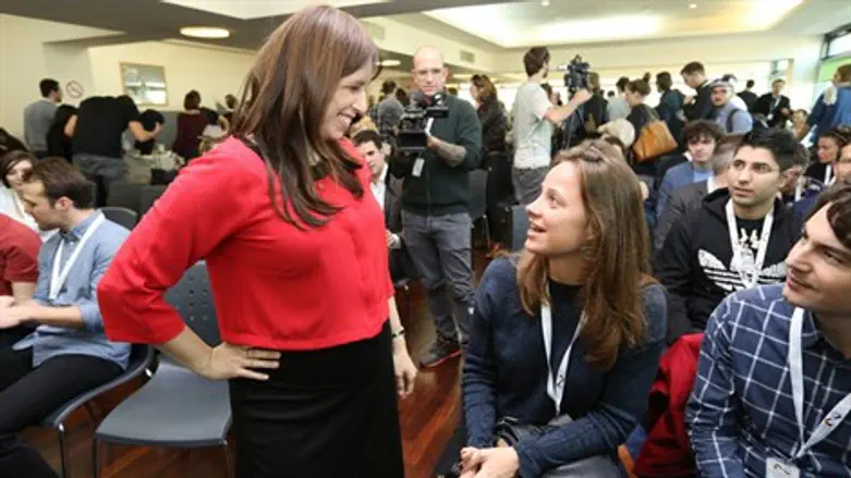 חוטובלי מקבלת את פני הצעירים, היום בנמל התעופה