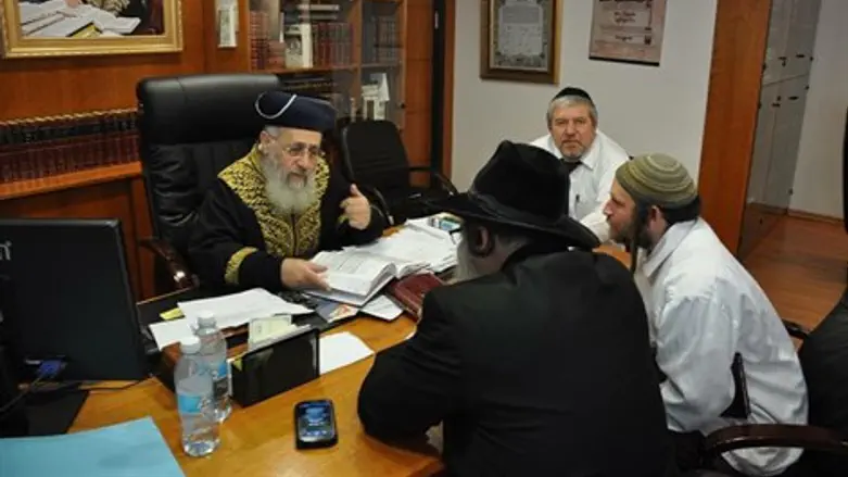 הרב יצחק יוסף עם הרב שמידט