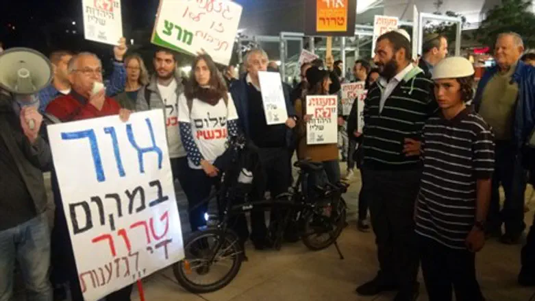 הפגנה מול ההתוועדות של הרב גינזבורג